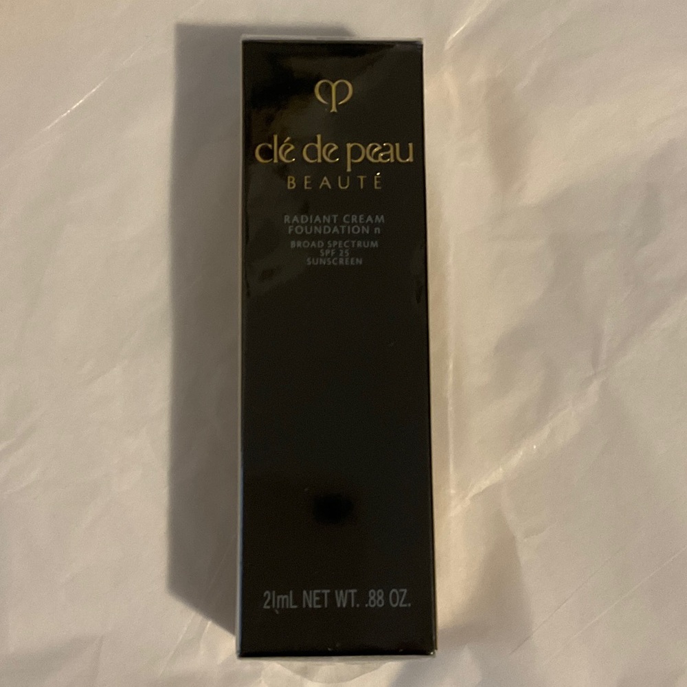 Clé de Peau Beauté Radiant Cream Foundation in Deep Tan Buff